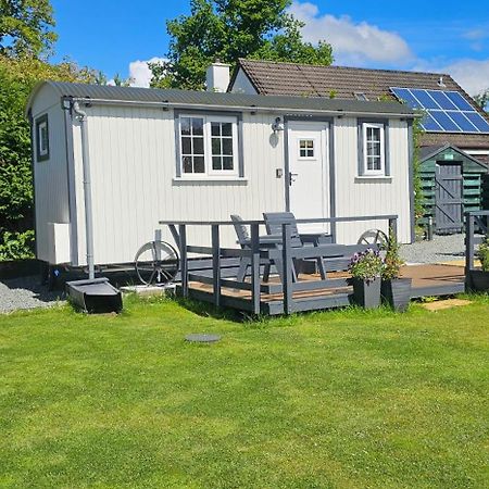 Small Cozy Shepherd Hut 20 By 7 Feet With Boxed In High Double Bed บัลมาคารา ภายนอก รูปภาพ