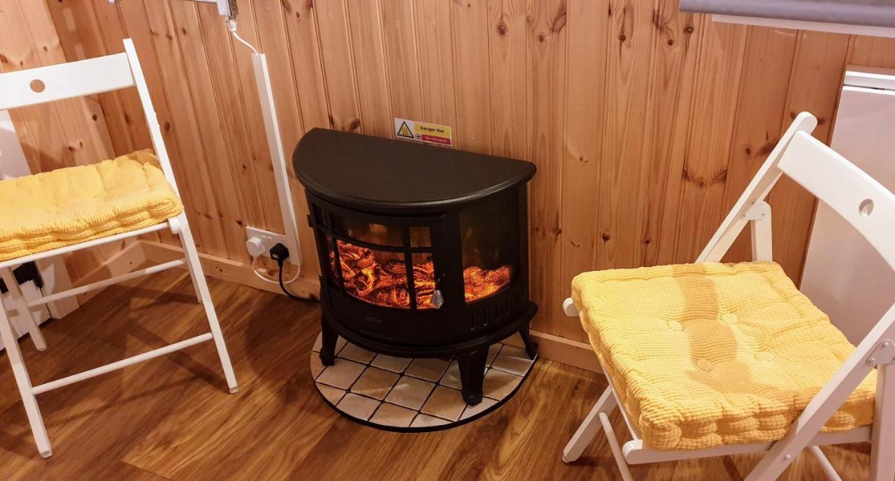 Small Cozy Shepherd Hut 20 By 7 Feet With Boxed In High Double Bed บัลมาคารา ภายนอก รูปภาพ