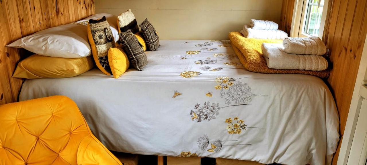 Small Cozy Shepherd Hut 20 By 7 Feet With Boxed In High Double Bed บัลมาคารา ภายนอก รูปภาพ