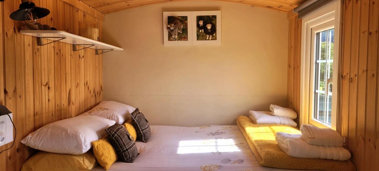 Small Cozy Shepherd Hut 20 By 7 Feet With Boxed In High Double Bed บัลมาคารา ภายนอก รูปภาพ